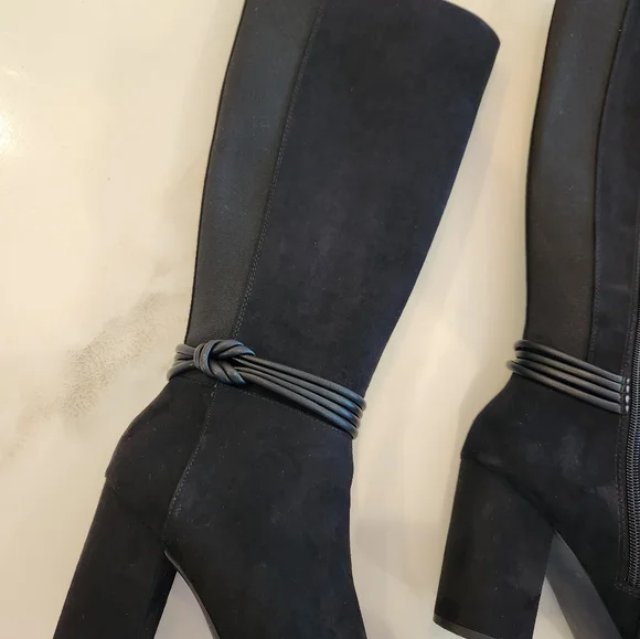 Black knee-high block heel boots! Barely worn. - Picture 14 of 15